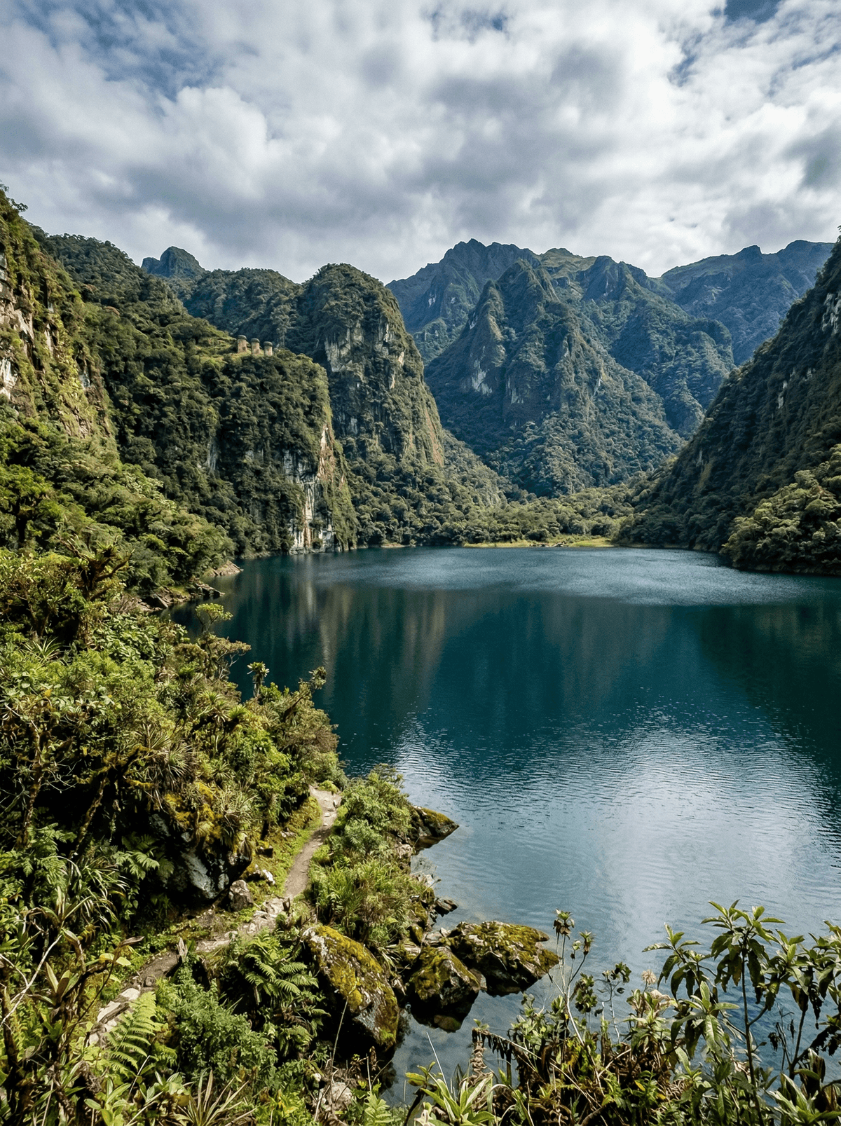 Laguna de los Cóndores, Peru